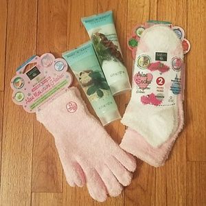 ⭐NWT ⭐Moisture Socks/Gloves w/Lotion & Scrub
